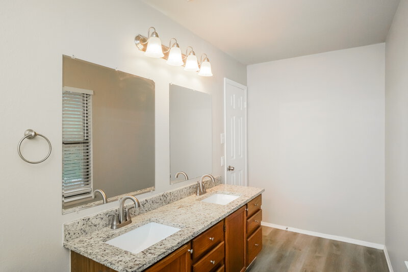 2,180/Mo, 10420 Arbor Blf San Antonio, TX 78240 Main Bathroom View 2