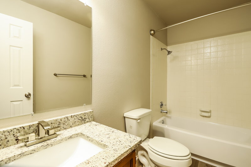 2,315/Mo, 10420 Arbor Blf San Antonio, TX 78240 Bathroom View