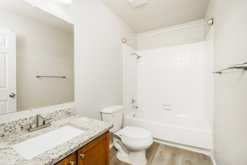 2,180/Mo, 10420 Arbor Blf San Antonio, TX 78240 Bathroom View