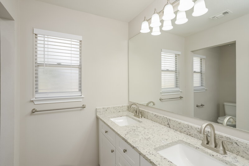 1,945/Mo, 3503 Ridge Knoll St, San Antonio, TX 78247 Main Bathroom View