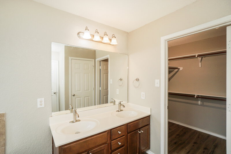 2,045/Mo, 10310 Sun Ml San Antonio, TX 78254 Bathroom View 2