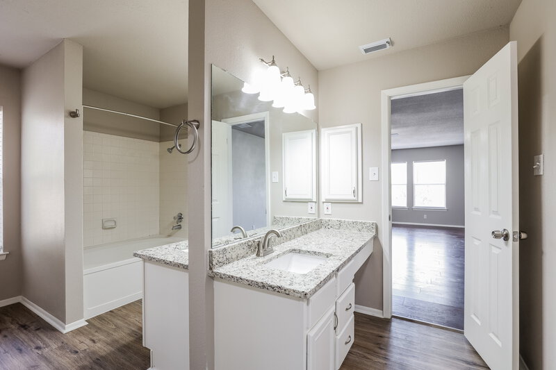 2,475/Mo, 11015 Cedar Park San Antonio, TX 78249 Main Bathroom View
