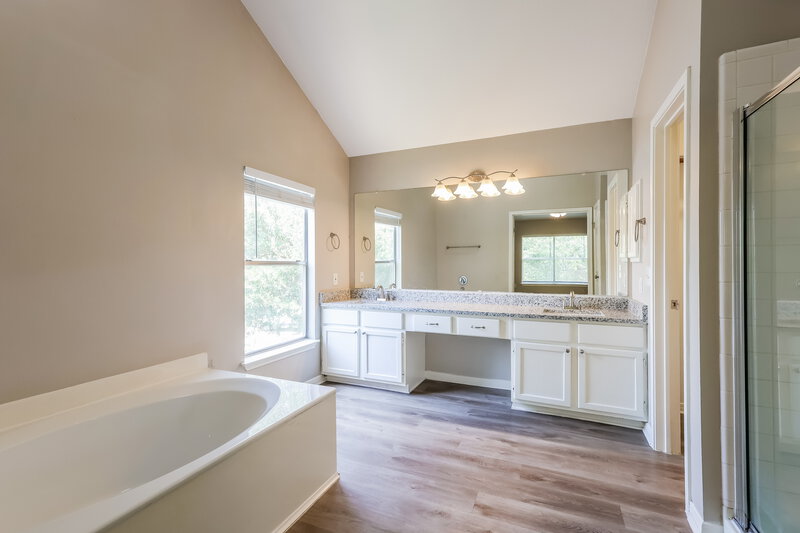 1,935/Mo, 10503 Coyote Hl Converse, TX 78109 Main Bathroom View