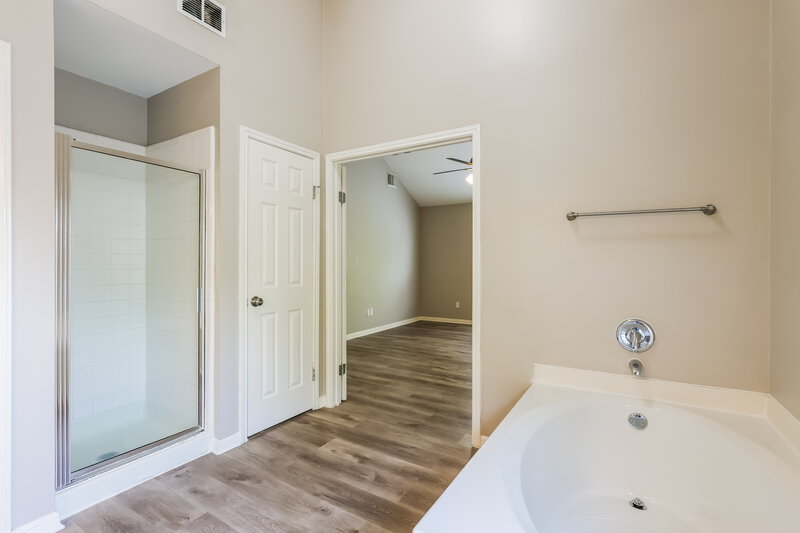 1,935/Mo, 10503 Coyote Hl Converse, TX 78109 Main Bathroom View 2