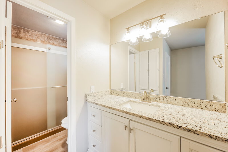 1,810/Mo, 4614 Wetz Dr San Antonio, TX 78217 Main Bathroom View