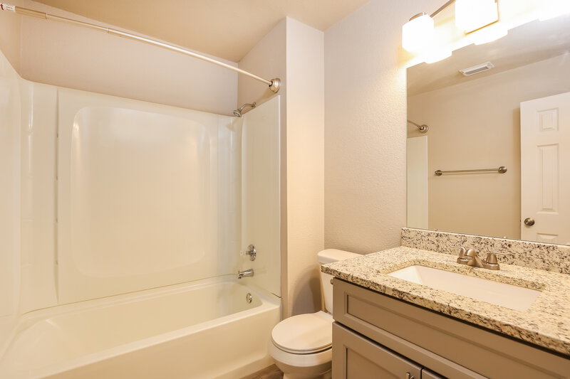 1,665/Mo, 8042 Swindow Cir Converse, TX 78109 Main Bathroom View