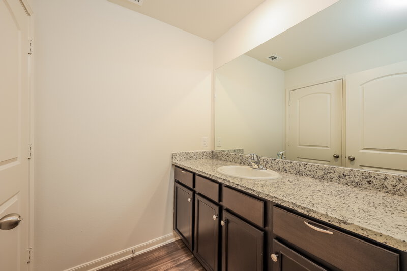 0/Mo, 7257 Jebson Pass San Antonio, TX 78252 Main Bathroom View