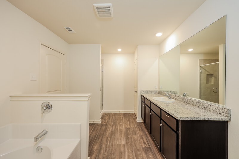 0/Mo, 7257 Jebson Pass San Antonio, TX 78252 Main Bathroom View 2
