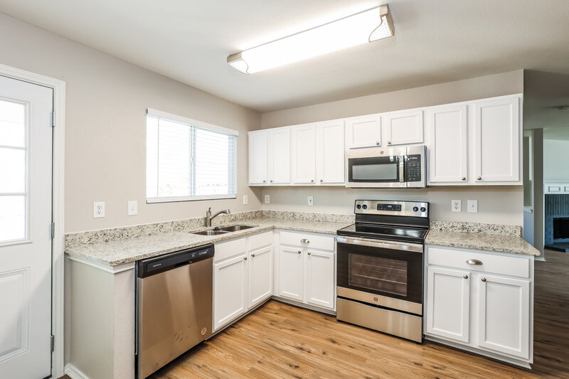 2,325/Mo, 1619 Spice Spg San Antonio, TX 78260 Kitchen View