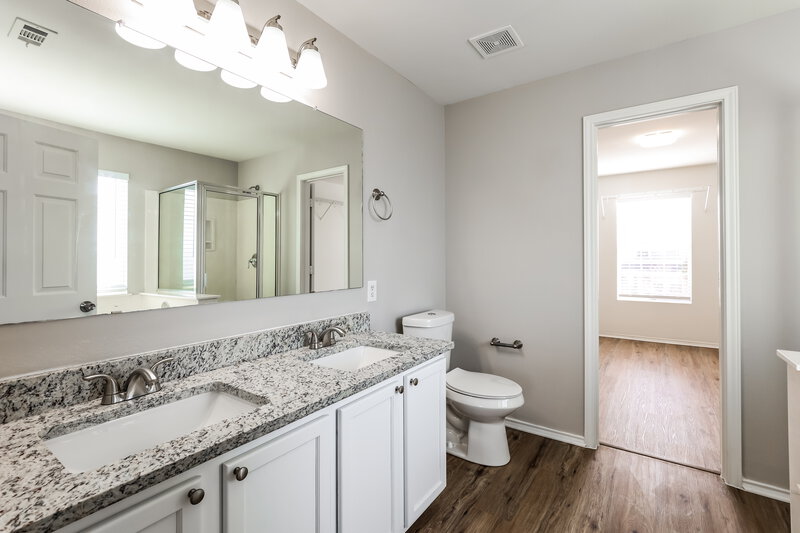 2,325/Mo, 1619 Spice Spg San Antonio, TX 78260 Main Bathroom View