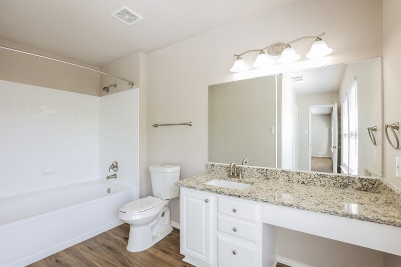 2,130/Mo, 10218 Sandbrook Hl San Antonio, TX 78254 Main Bathroom View