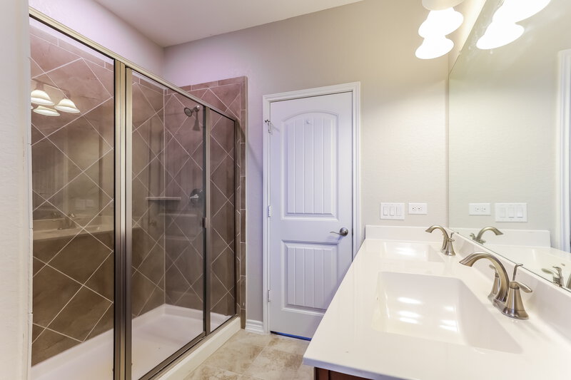 1,805/Mo, 6447 Wind Cyn San Antonio, TX 78239 Main Bathroom View