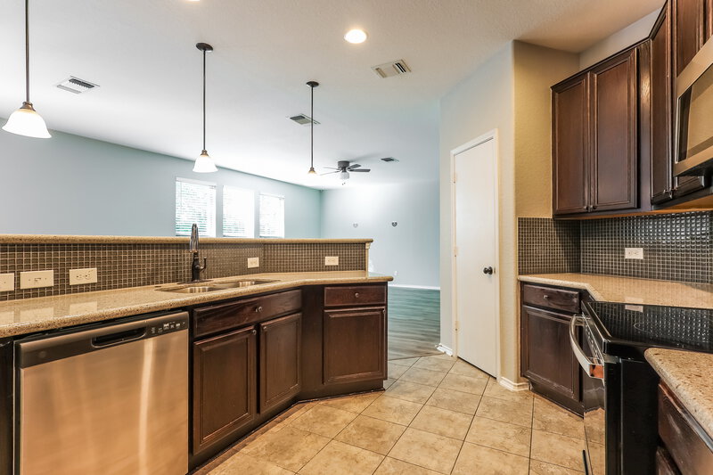 0/Mo, 6839 Loma Blanca San Antonio, TX 78233 Kitchen View 2