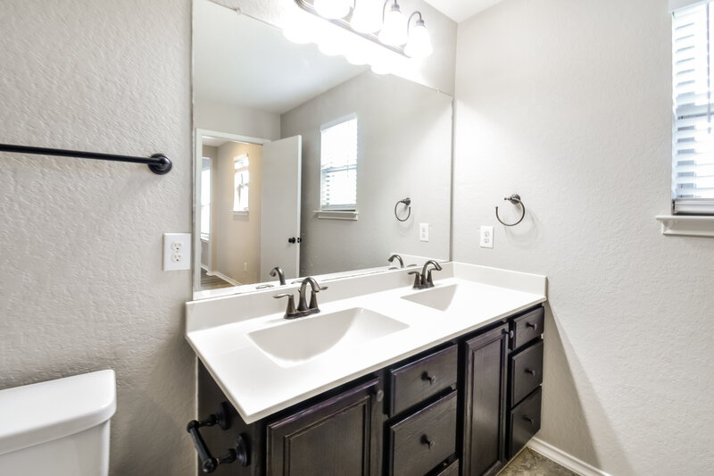 2,265/Mo, 6839 Loma Blanca San Antonio, TX 78233 Main Bathroom View