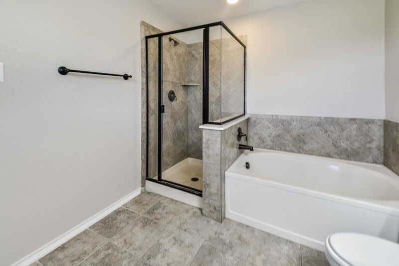 2,265/Mo, 6839 Loma Blanca San Antonio, TX 78233 Main Bathroom View 2