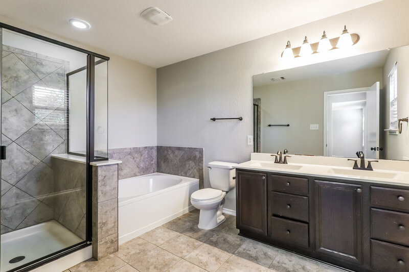 0/Mo, 6839 Loma Blanca San Antonio, TX 78233 Main Bathroom View