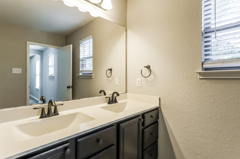 0/Mo, 6839 Loma Blanca San Antonio, TX 78233 Bathroom View