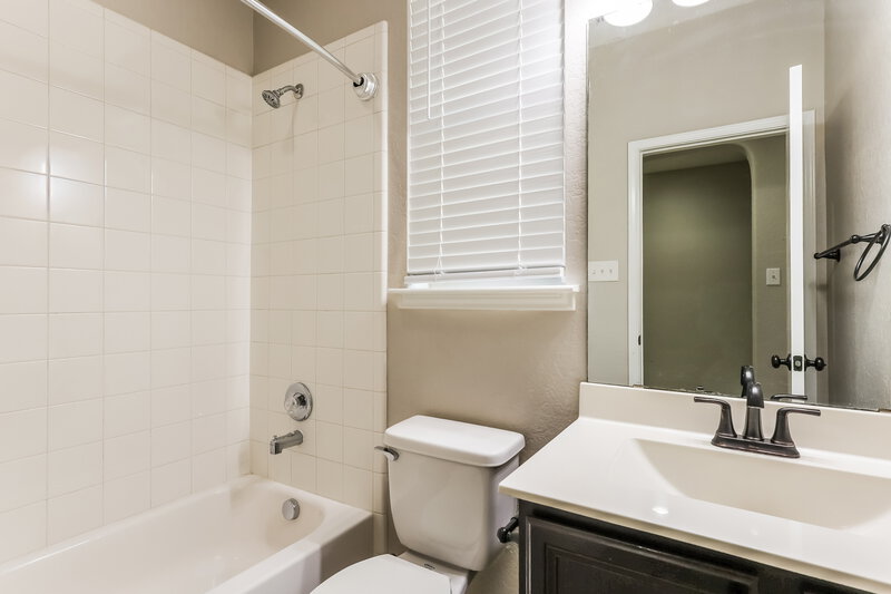 0/Mo, 6839 Loma Blanca San Antonio, TX 78233 Bathroom View 2