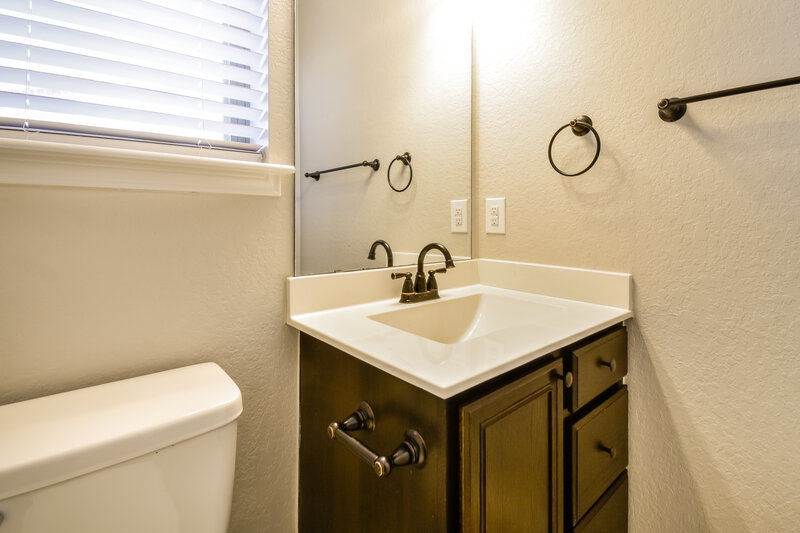 2,265/Mo, 6839 Loma Blanca San Antonio, TX 78233 Bathroom View