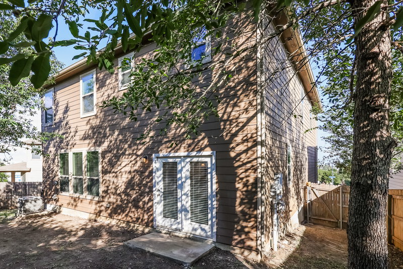 0/Mo, 6839 Loma Blanca San Antonio, TX 78233 Rear View
