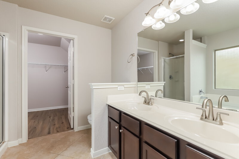 2,840/Mo, 10123 Bonavantura San Antonio, TX 78245 Main Bathroom View