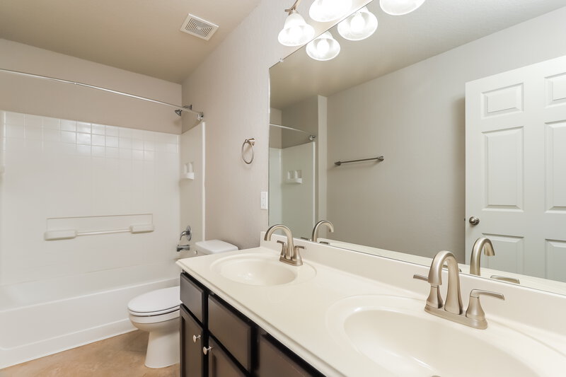 2,840/Mo, 10123 Bonavantura San Antonio, TX 78245 Bathroom View