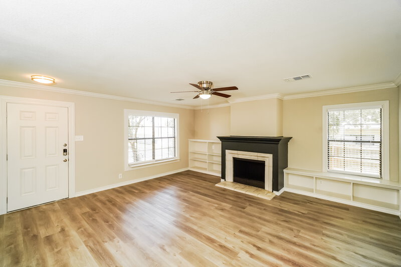 2,295/Mo, 7030 Raintree Frst San Antonio, TX 78233 Living Room View 2