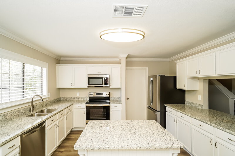 2,295/Mo, 7030 Raintree Frst San Antonio, TX 78233 Kitchen View 2