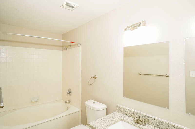 2,295/Mo, 7030 Raintree Frst San Antonio, TX 78233 Main Bathroom View