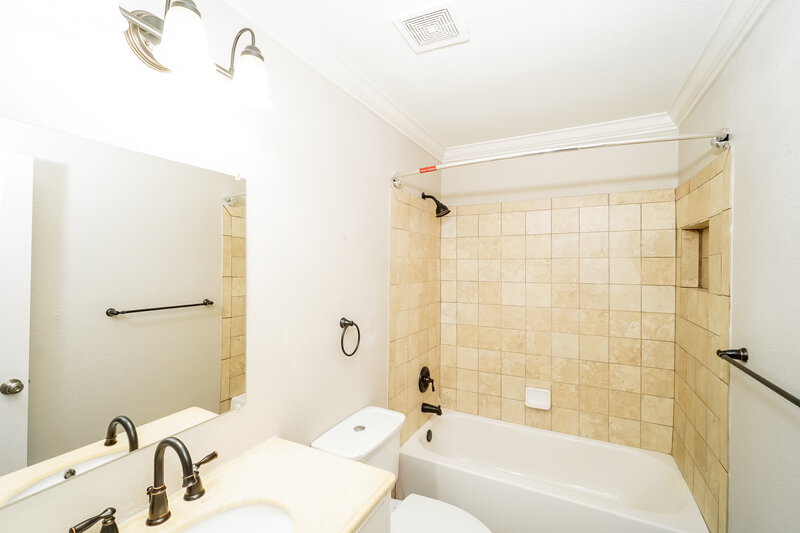2,295/Mo, 7030 Raintree Frst San Antonio, TX 78233 Bathroom View