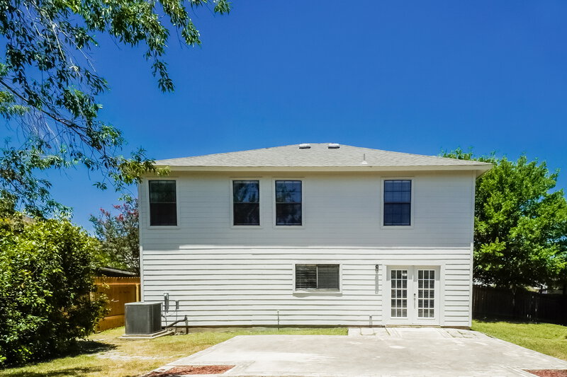 2,295/Mo, 7030 Raintree Frst San Antonio, TX 78233 Rear View