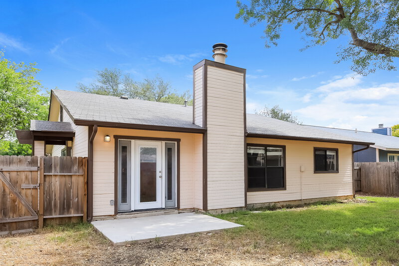 1,745/Mo, 9106 Valley Rdg San Antonio, TX 78250 Rear View