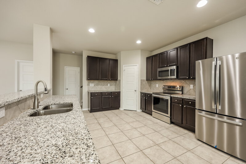 2,135/Mo, 501 Hunters Rnch E San Antonio, TX 78253 Kitchen View 2