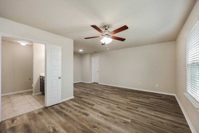 2,135/Mo, 501 Hunters Rnch E San Antonio, TX 78253 Main Bedroom View 2