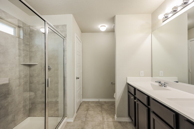 2,135/Mo, 501 Hunters Rnch E San Antonio, TX 78253 Main Bathroom View