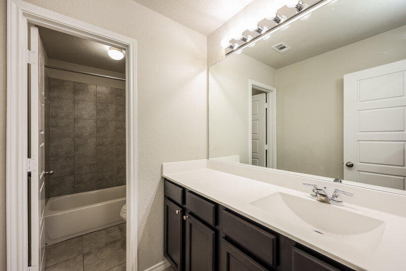 2,135/Mo, 501 Hunters Rnch E San Antonio, TX 78253 Bathroom View