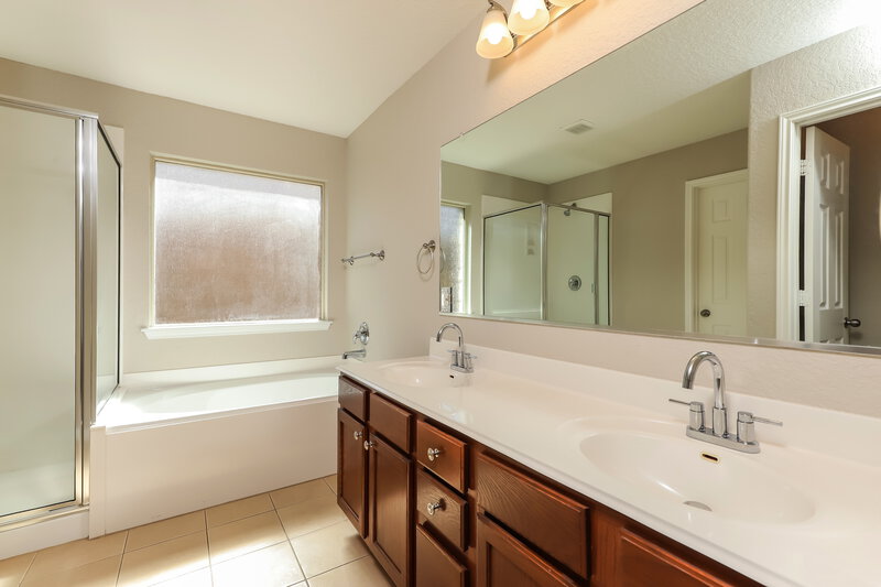 1,945/Mo, 8450 Pale Horse Ln San Antonio, TX 78254 Main Bathroom View 2