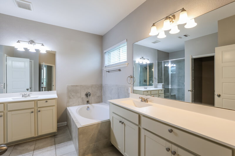 1,860/Mo, 13338 Badlands Bnd Saint Hedwig, TX 78152 Main Bathroom View