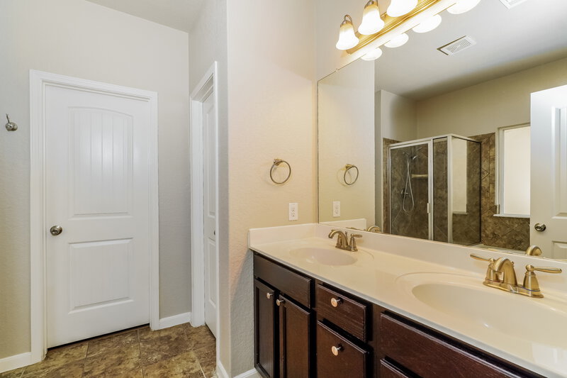 2,195/Mo, 252 Oak Creek Way New Braunfels, TX 78130 Main Bathroom View