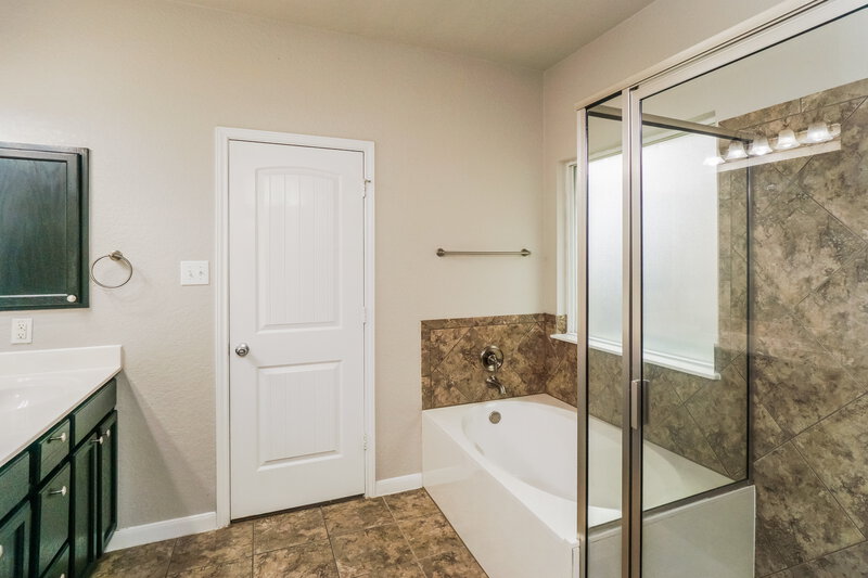 1,970/Mo, 252 Oak Creek Way New Braunfels, TX 78130 Main Bathroom View 2