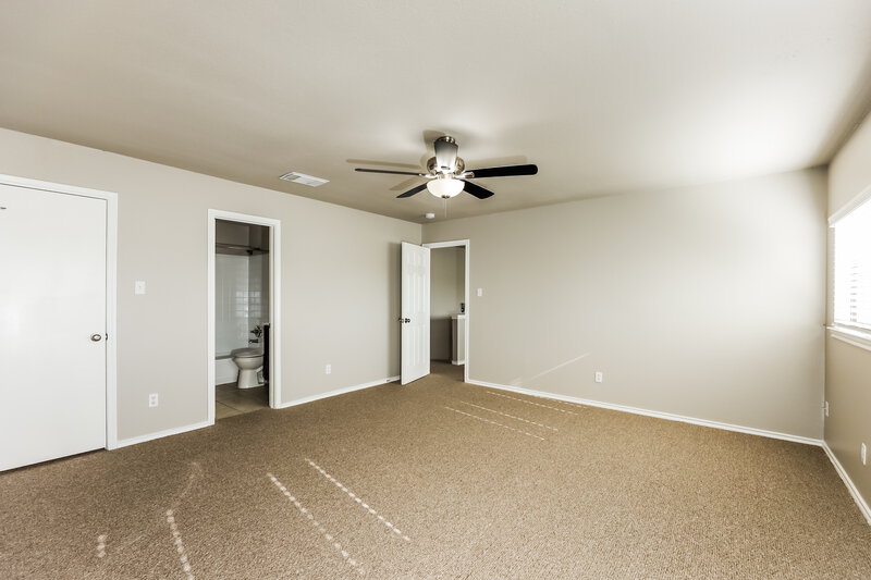 1,815/Mo, 5207 Colton Crk San Antonio, TX 78251 Main Bathroom View