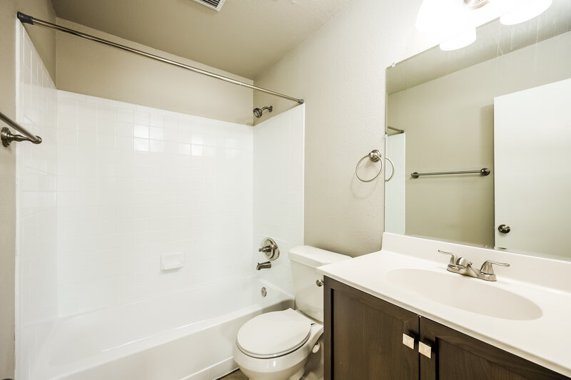 1,815/Mo, 5207 Colton Crk San Antonio, TX 78251 Main Bathroom View 2