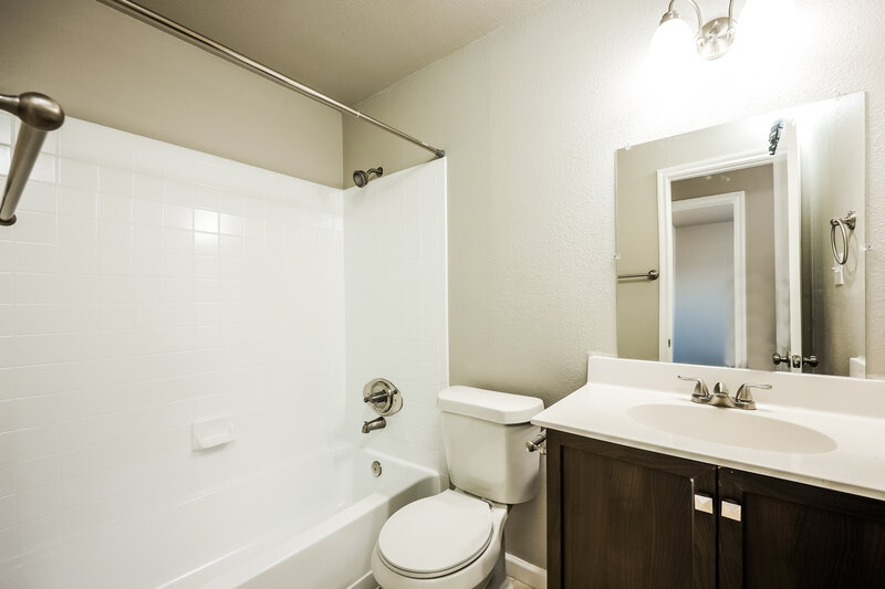 1,815/Mo, 5207 Colton Crk San Antonio, TX 78251 Main Bathroom View 3