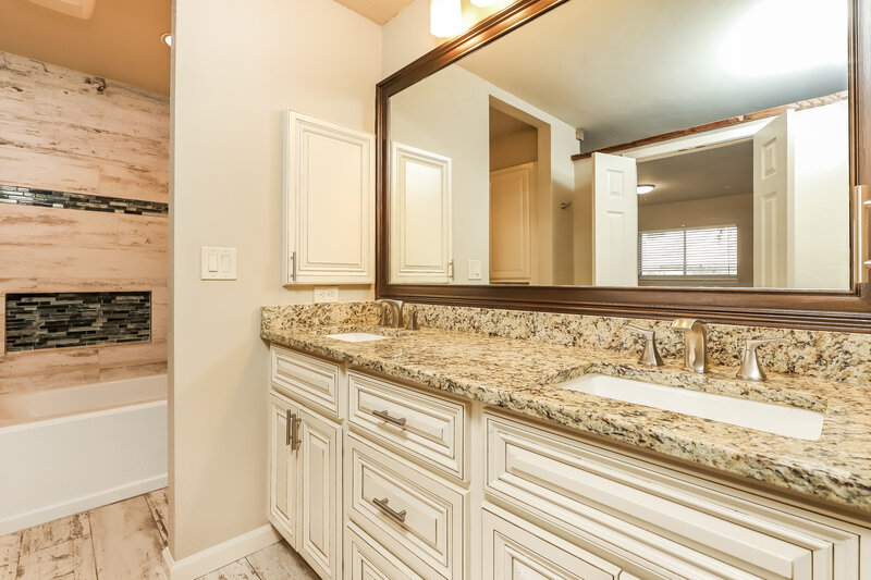 2,280/Mo, 6138 Bloomwood St San Antonio, TX 78249 Main Bathroom View