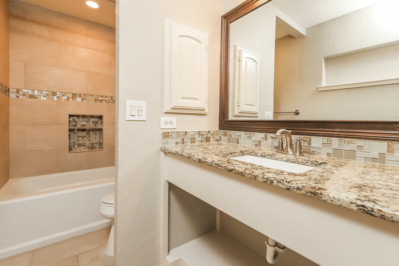 2,280/Mo, 6138 Bloomwood St San Antonio, TX 78249 Bathroom View