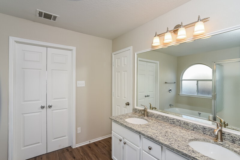 2,270/Mo, 10114 Shetland Gate San Antonio, TX 78254 Main Bathroom View