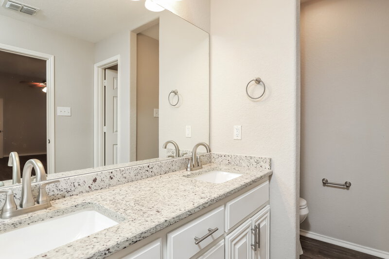 1,890/Mo, 7406 Horizon Pt San Antonio, TX 78242 Main Bathroom View