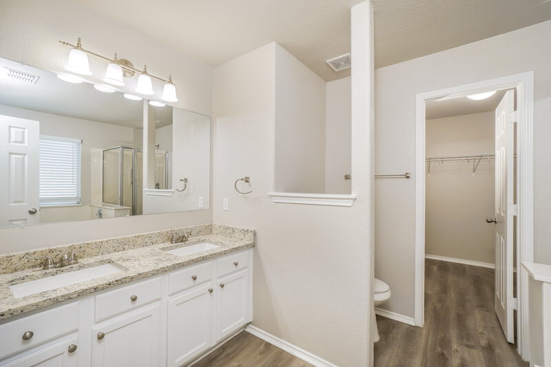 1,920/Mo, 27218 Lasso Bnd San Antonio, TX 78260 Main Bathroom View