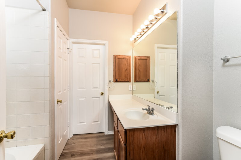 2,615/Mo, 111 Eagle Vail San Antonio, TX 78258 Main Bathroom View