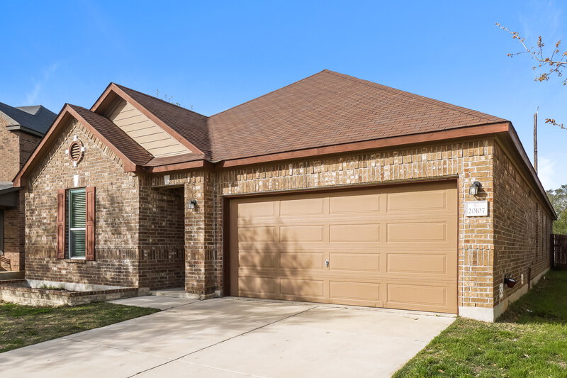 2,400/Mo, 20107 Silver Strm San Antonio, TX 78259 Front View